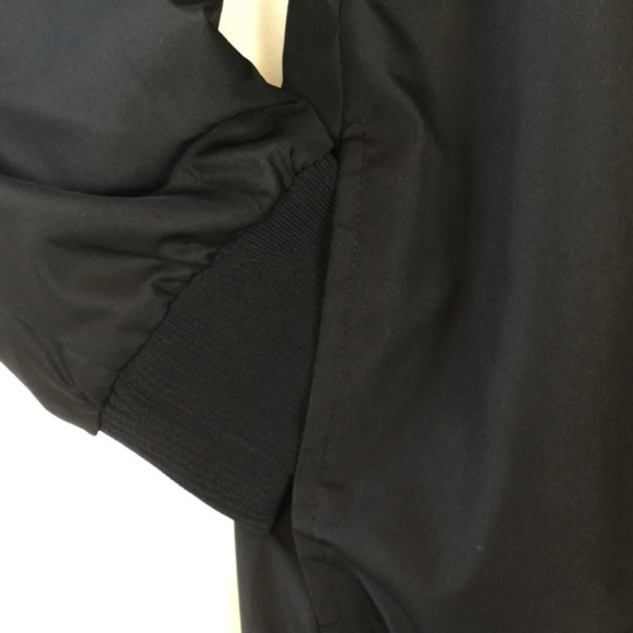 NEWYankees Black Hooded Quilt Overhead Windbreaker - Picture 4 of 8